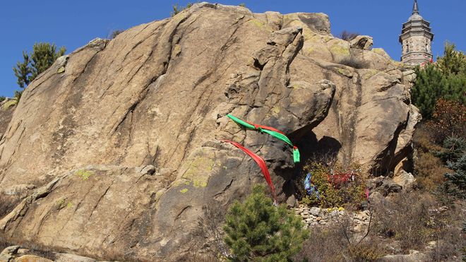 静安寺塔后的金龟祈寿石