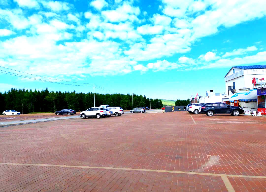 乌兰布统红山街免费停车 乌兰布统红山街免费停车
