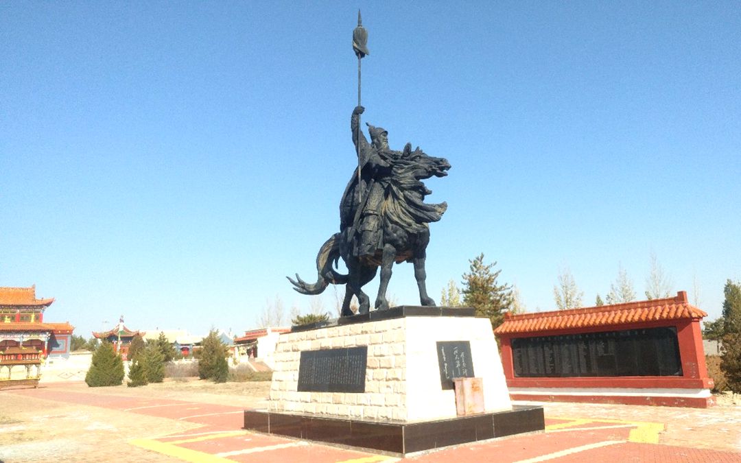 苏里格庙大殿前的成吉思汗像