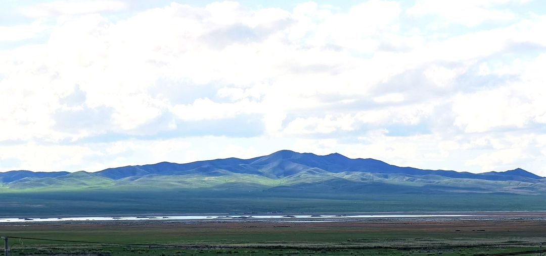 连绵的朝克乌拉山 连绵的朝克乌拉山