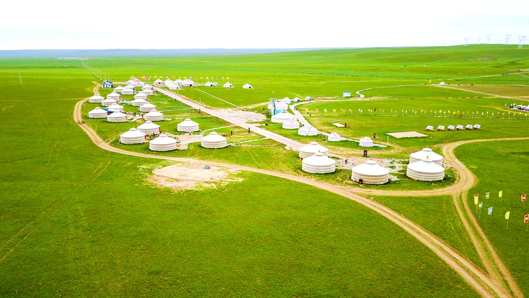 宝力根苏木草原上的牧人之家